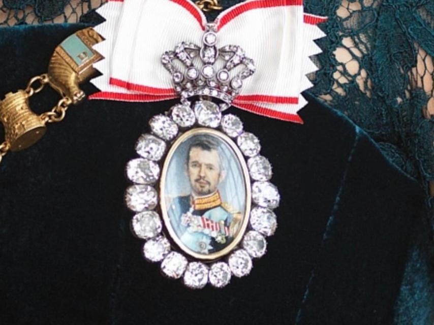 El retrato en miniatura del Rey que lleva Mary prendido en su vestido.