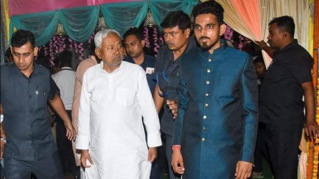 A la derecha, el político asesinado a tiros.