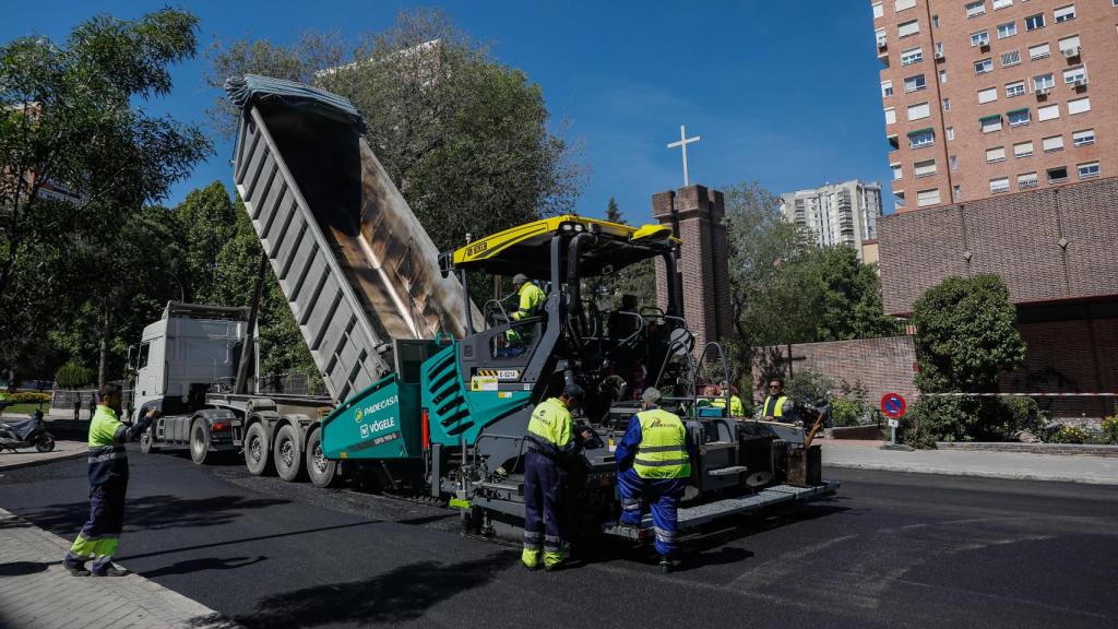 Operarios colocando el asfalto olor a mango en la calle Jazmín de Madrid.