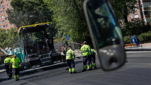 Operarios colocando el asfalto olor a mango en la calle Jazmín de Madrid.