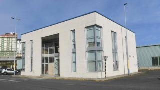 El edificio de la cafetería de la Dársena de Oza.