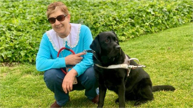 Maricarmen con su perro guía Xía