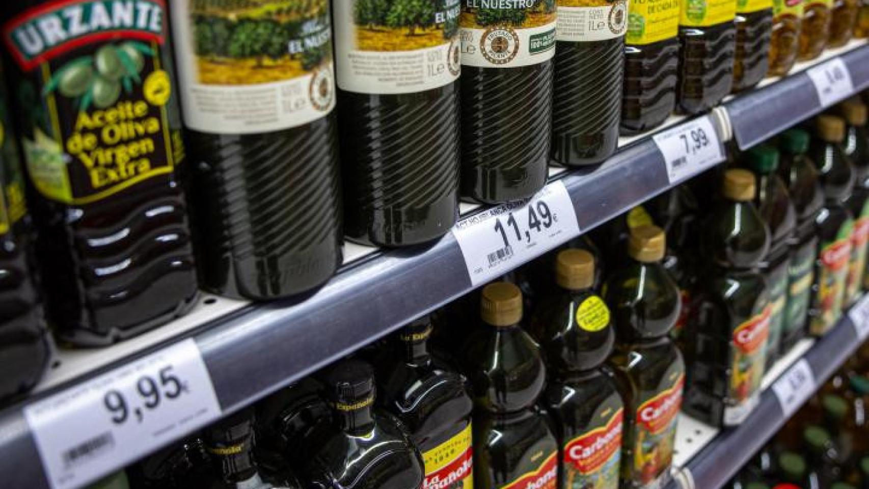 Imagen de archivo del lineal de los aceites.