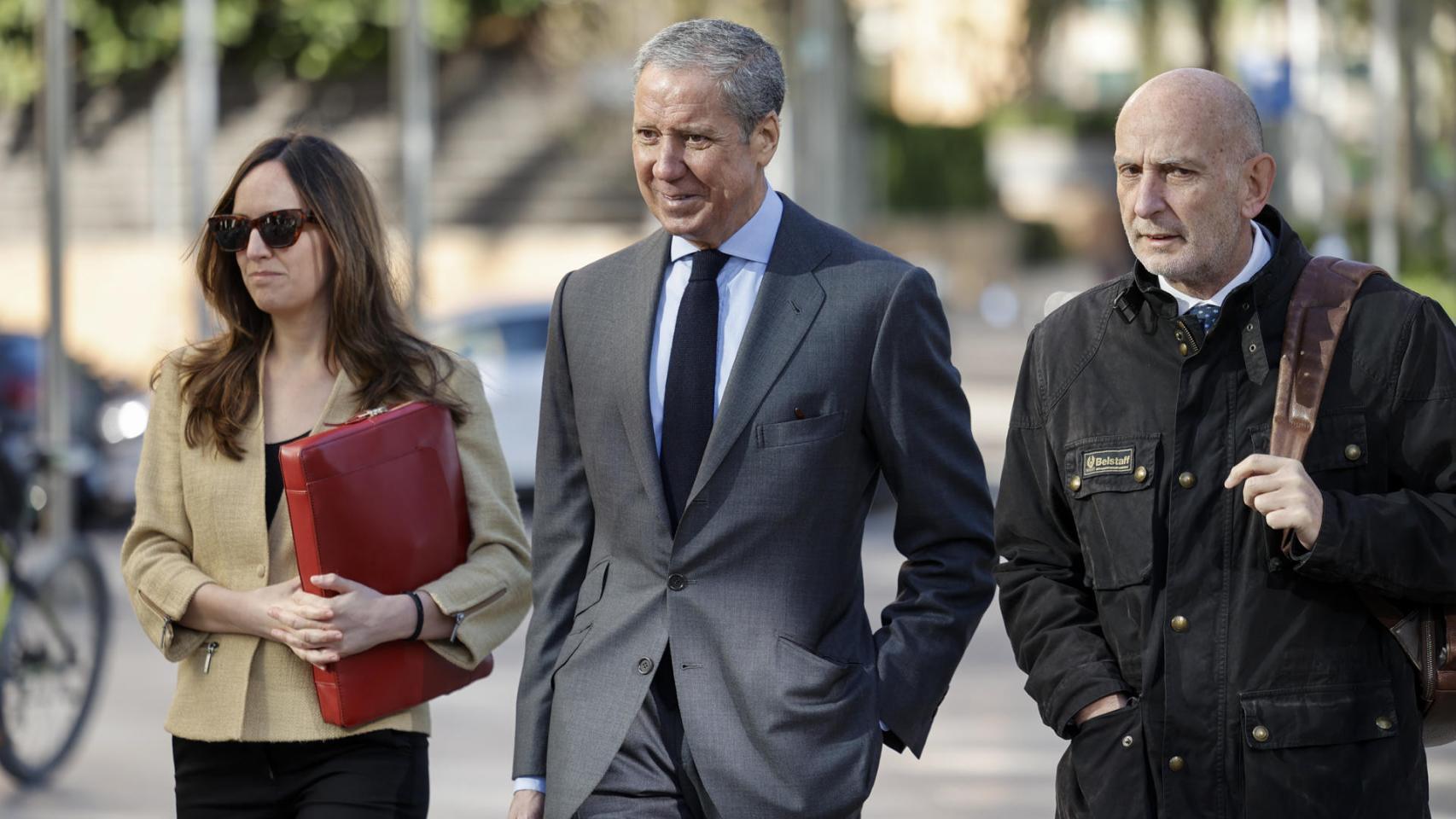 Zaplana llega a la Audiencia de Valencia junto a sus abogados para asistir al juicio.