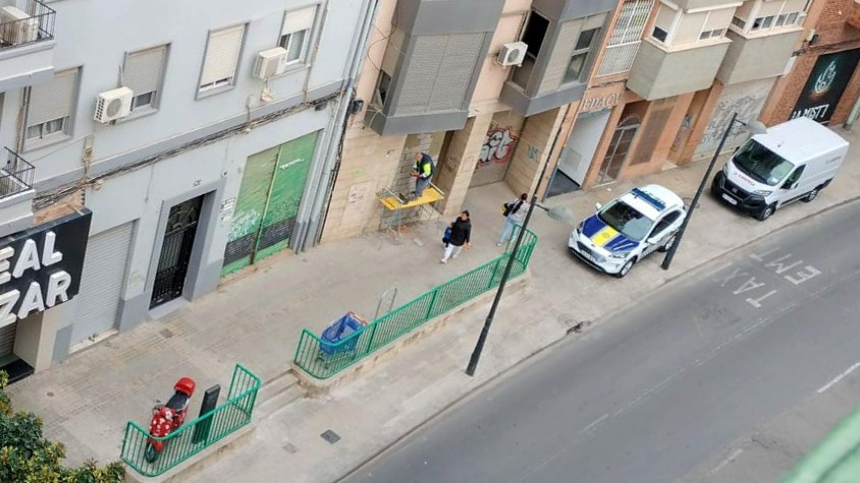 Tapiado del edificio de la Sareb en la Avenida Constitución de Valencia. EE