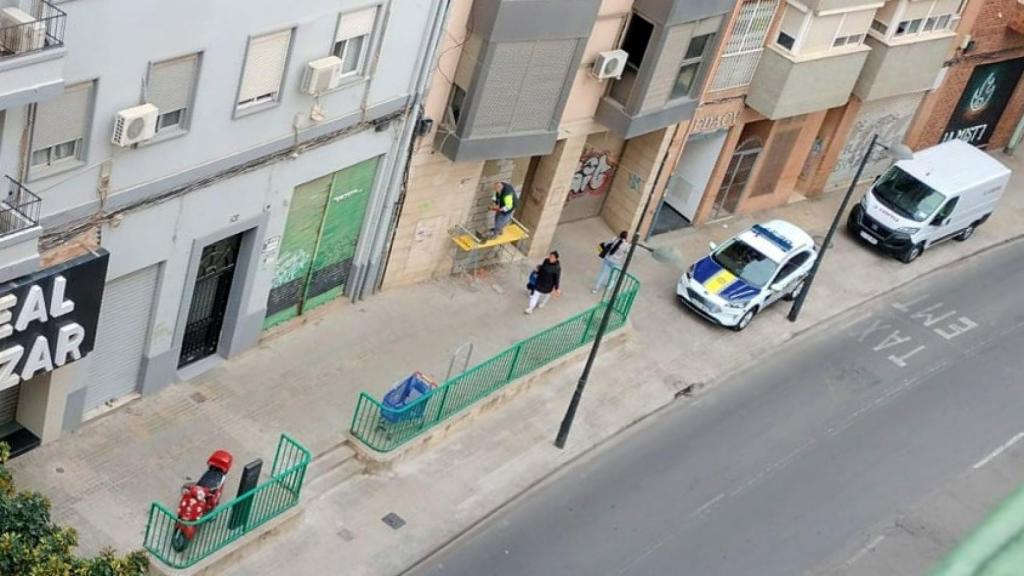 Tapiado del edificio de la Sareb en la Avenida Constitución de Valencia. EE