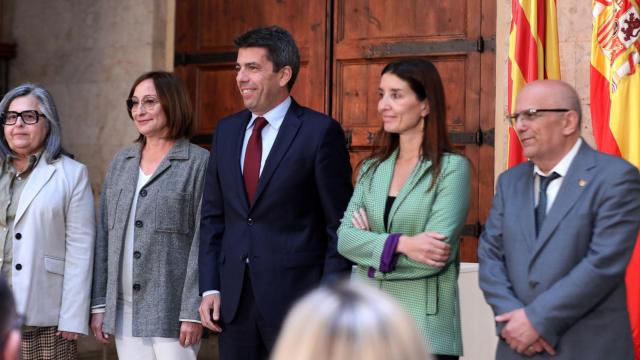 Carlos Mazón, junto a la consellera de Hacienda y Fundión Pública, Ruth Merino, y los representantes sindicales. EE