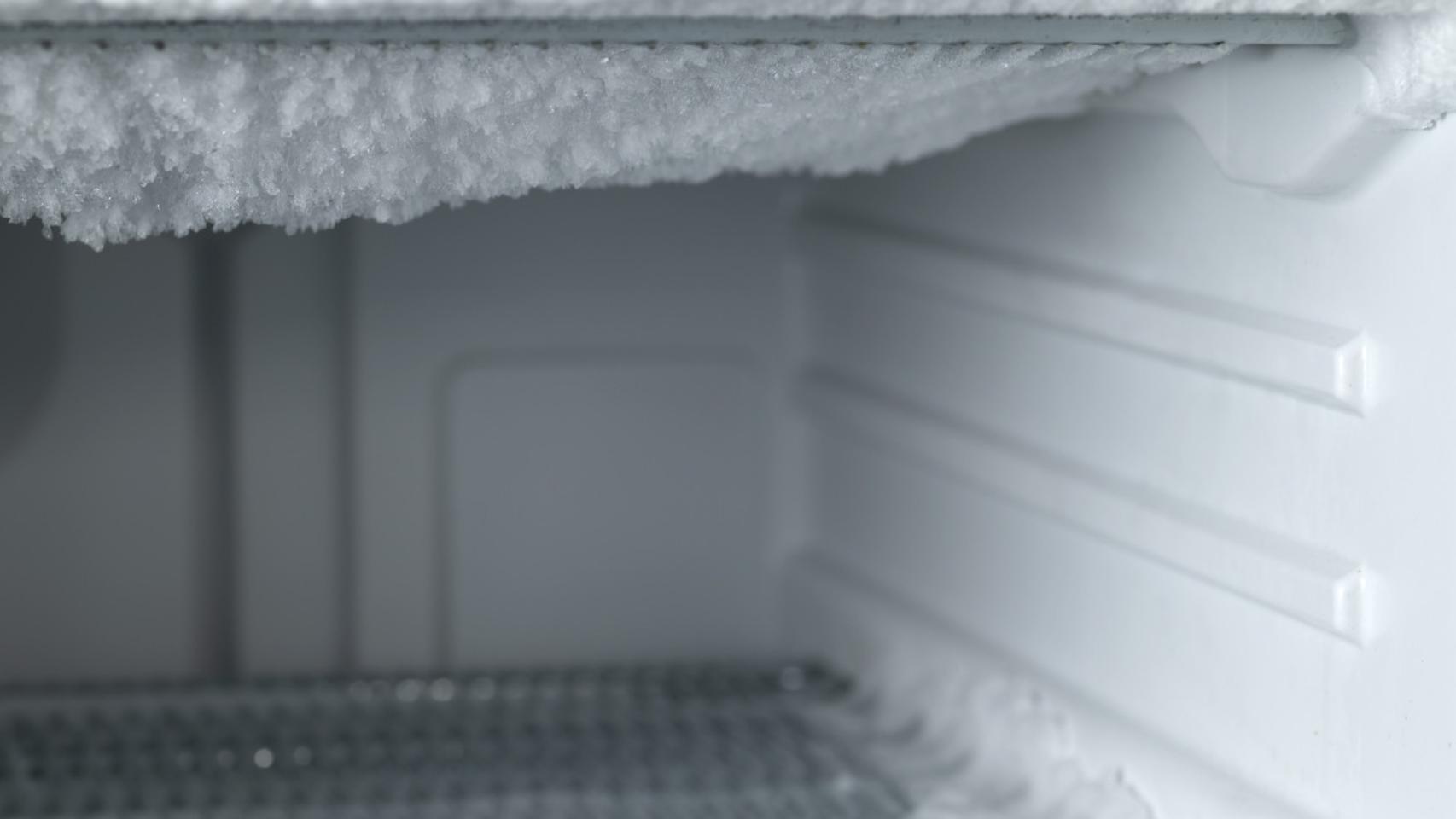 Hielo en las paredes vacías del congelador.