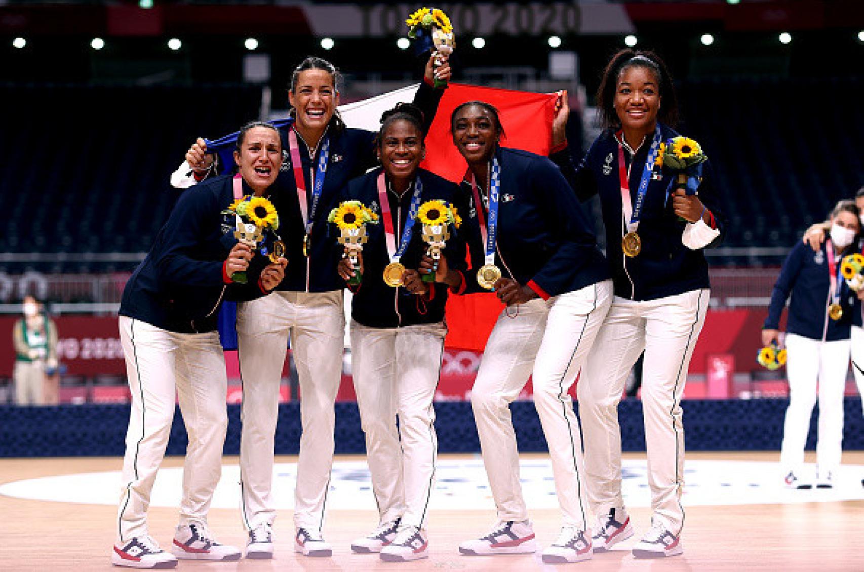 Pauline Coatanea, Cleopatre Darleux, Coralie Lassource, Kalidiatou Niakate y Pauletta Foppa del equipo de Francia en los JJ.OO. de Tokio 2020.