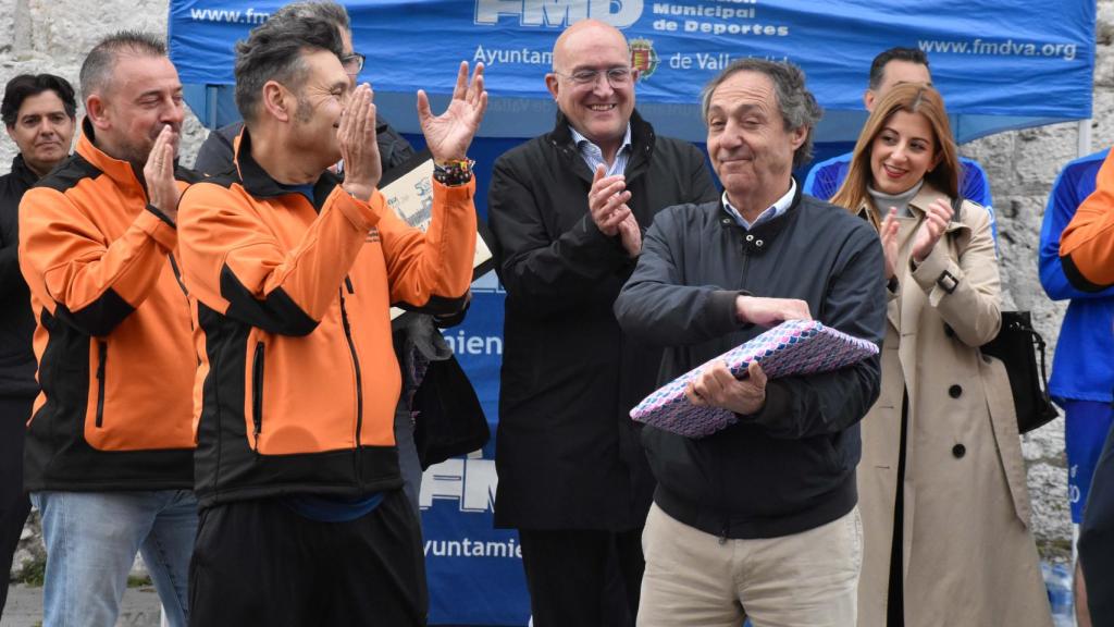 Entrega del regalo a Borja Lara