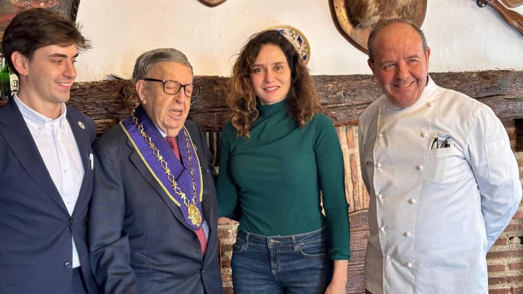 Las tres generaciones del Mesón de Cándido junto a la presidenta de la Comunidad de Madrid, Isabel Díaz Ayuso.