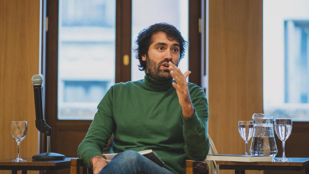 Daniel Ramírez, periodista de EL ESPAÑOL, durante la presentación de 'Tus canciones y las mías'.