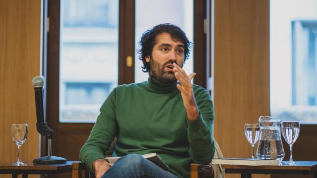 Daniel Ramírez, periodista de EL ESPAÑOL, durante la presentación de 'Tus canciones y las mías'.