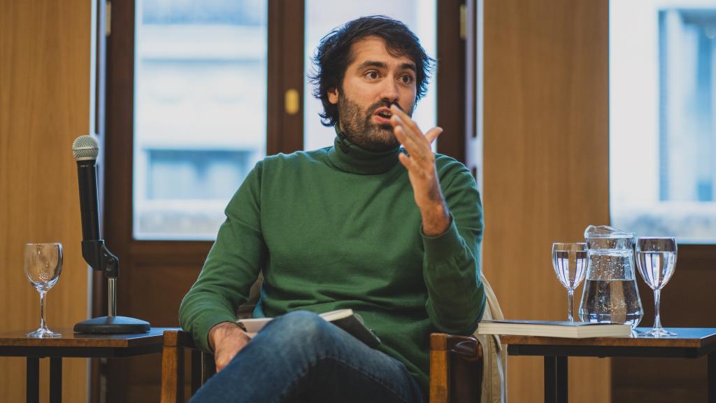 Daniel Ramírez, periodista de EL ESPAÑOL, durante la presentación de 'Tus canciones y las mías'.