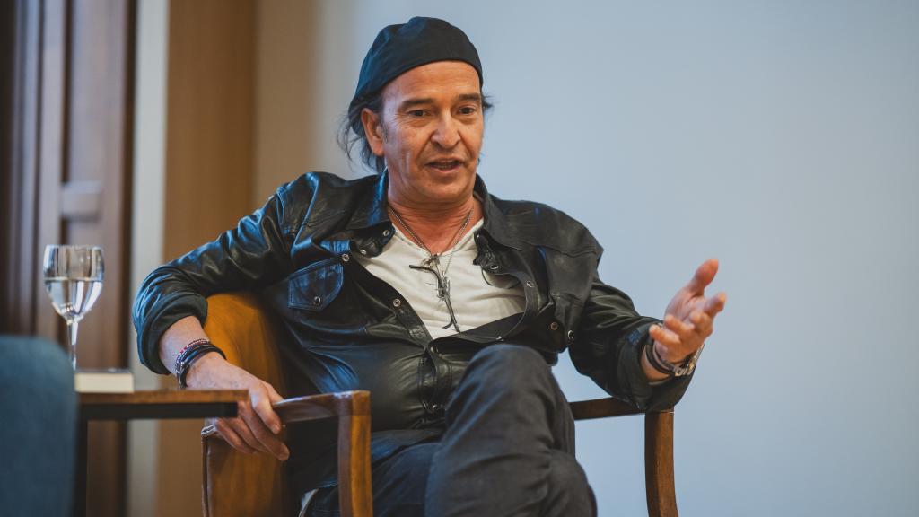 El cantante de 'Los Secretos', Álvaro Urquijo, durante la presentación del libro.