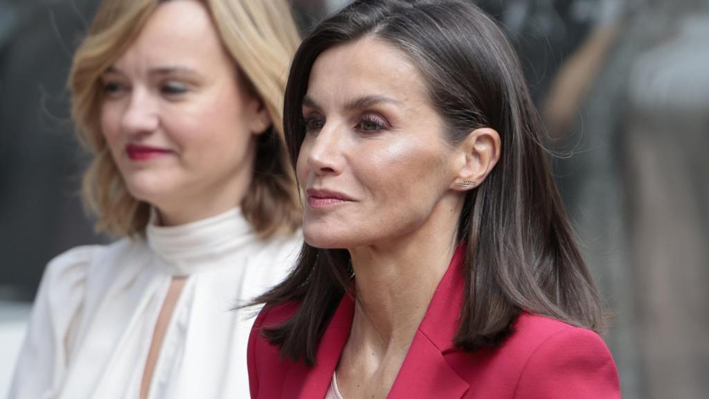 La Reina ha estado nuevos pendientes para la cita.