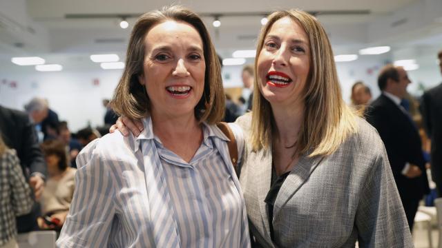 La secretaria general del PP, Cuca Gamarra, junto a la presidenta de Extremadura, María Guardiola.
