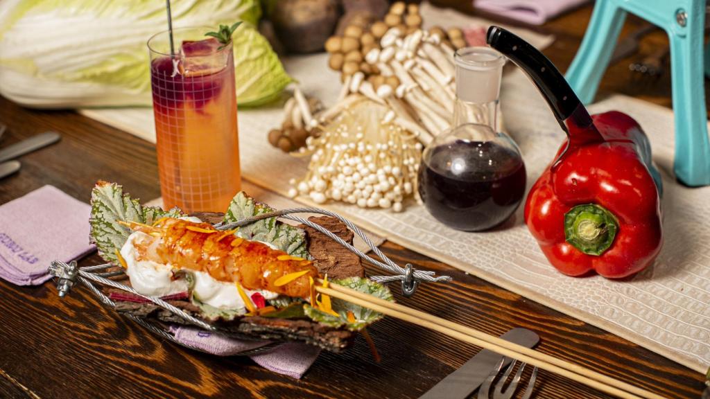 Cola de bogavante sobre espuma de las lías de sake y salsa de mariscos y cóctel Ultravioleta: vodka, lavanda, violetas, rosas y butterfly pea tea.