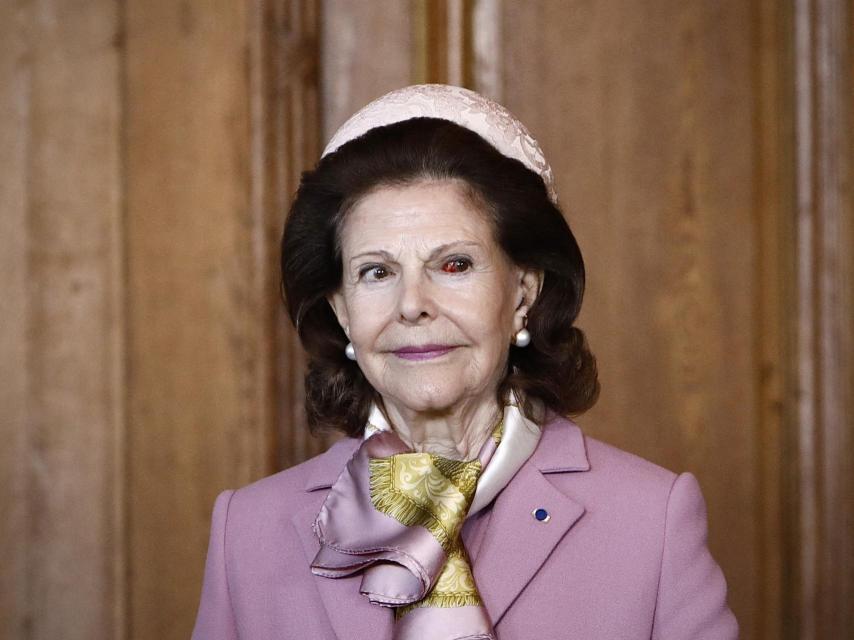 La reina Silvia de Suecia, luciendo, con una sonrisa, su derrame ocular.