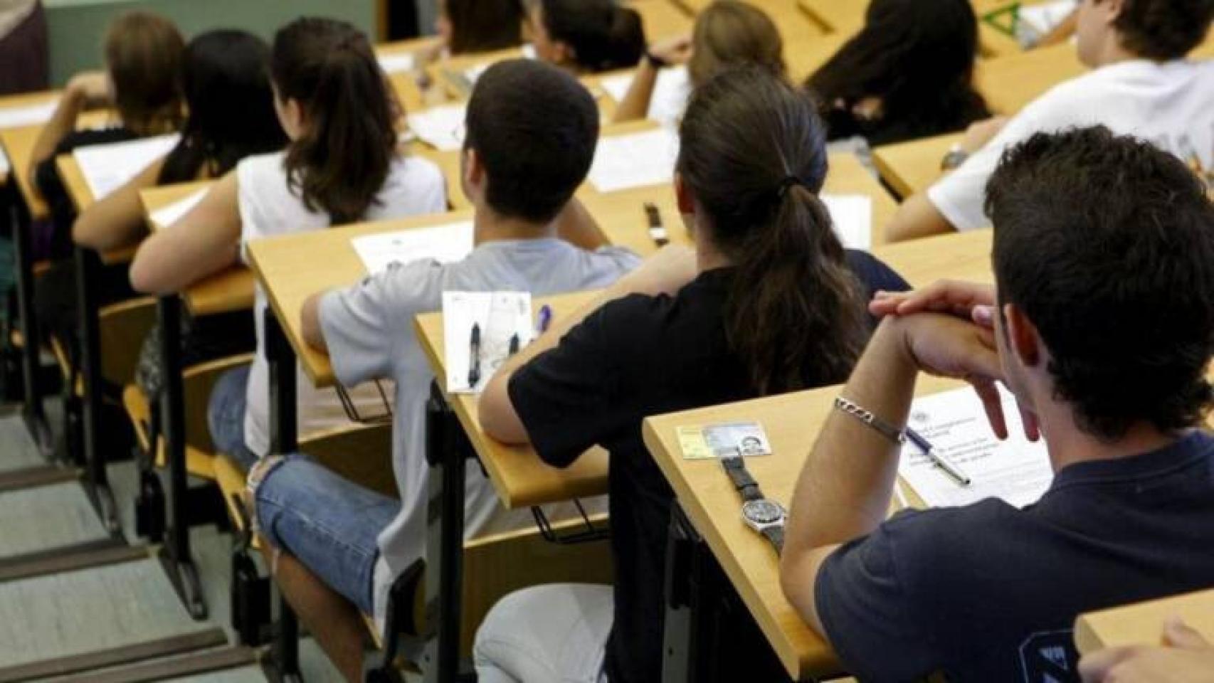 Imagen de archivo de estudiantes en clase.