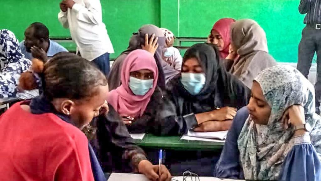 Walá, la enfermera, ya en Port Sudan durante una sesión del curso de cuidados paliativos para profesionales de la salud.