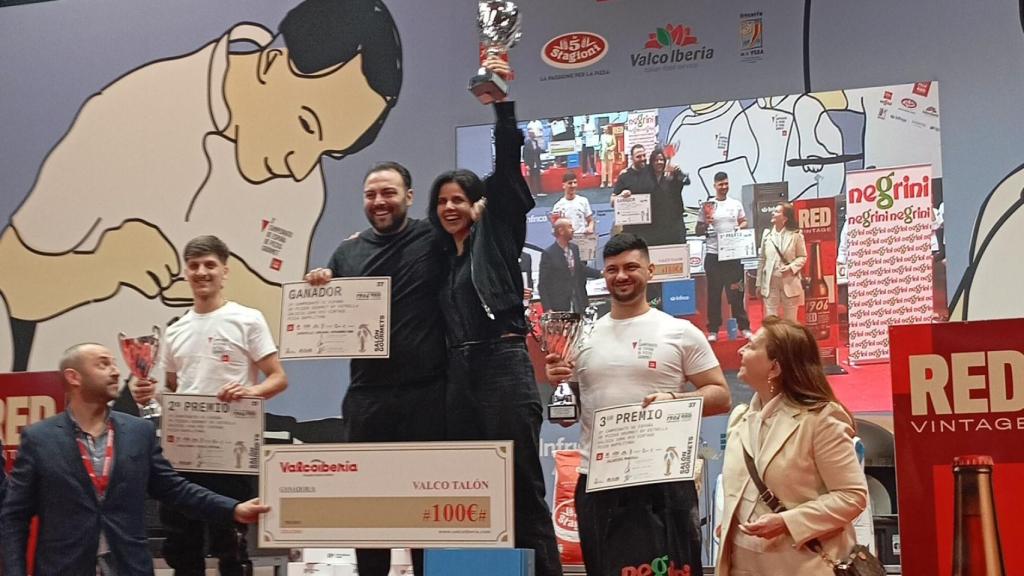 Gabriele Corcione y Raquel Perramón celebran la victoria de su pizza 'Pim Pam Pum'.