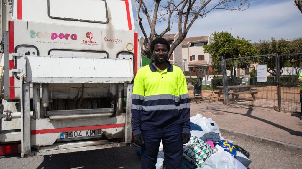 Ibrahim Alhassan, peón de recogida en el área de logística.