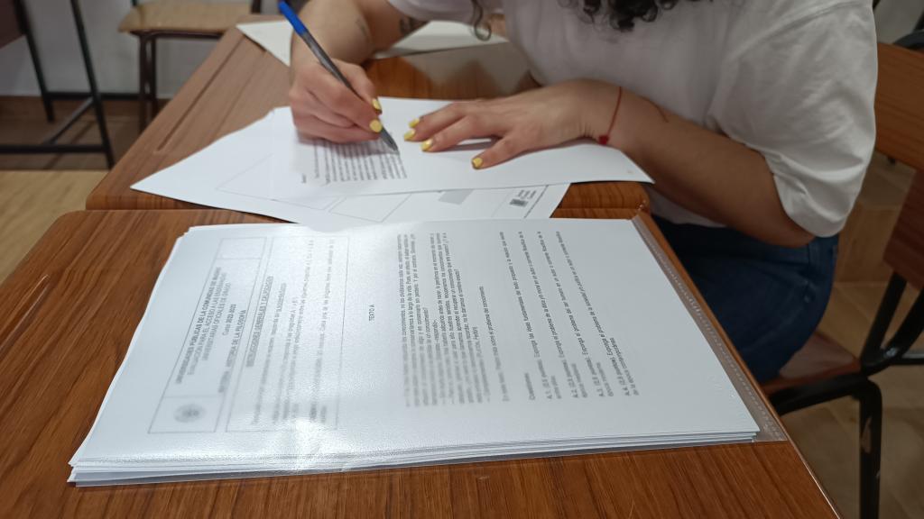 Leticia Fernández, analizando una de las EBAU de las comunidades autónomas.