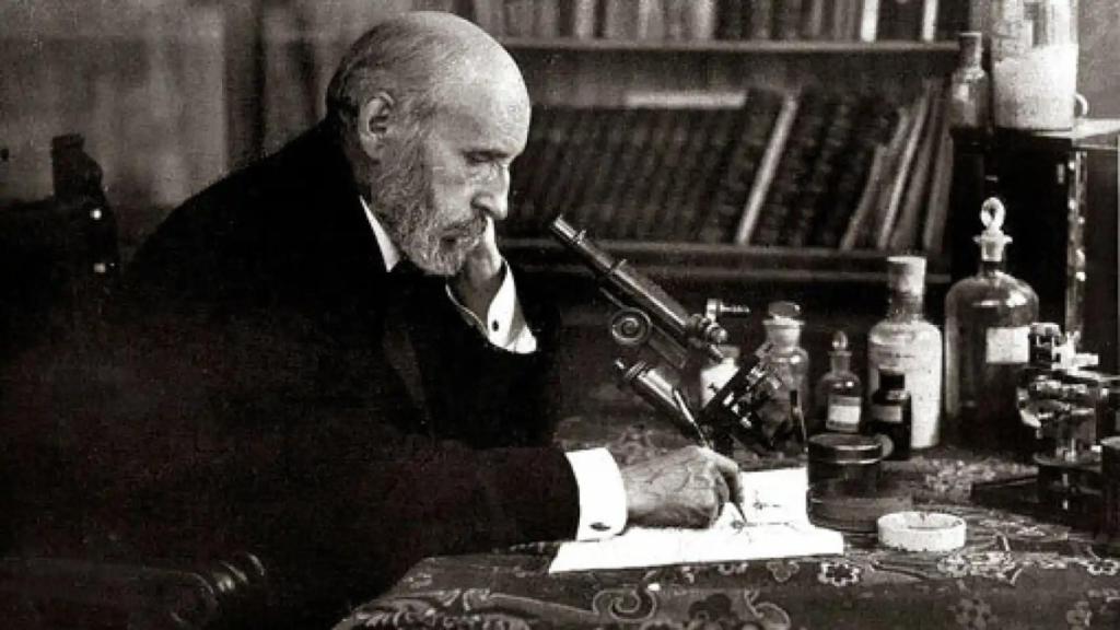 Ramón y Cajal en la madurez, junto a su inseparable microscopio.