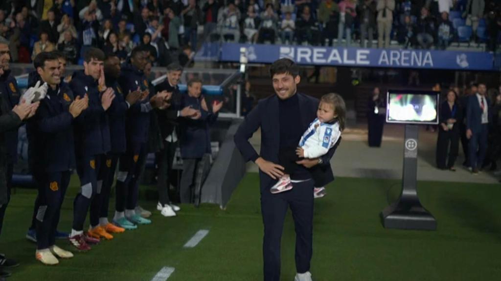 David Silva, homenajeado en la previa del partido.
