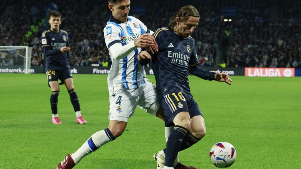Modric controla el esférico ante la presión de la Real Sociedad.