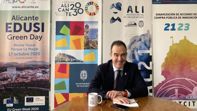 El concejal Antonio Peral celebra el éxito del asistente ALI.