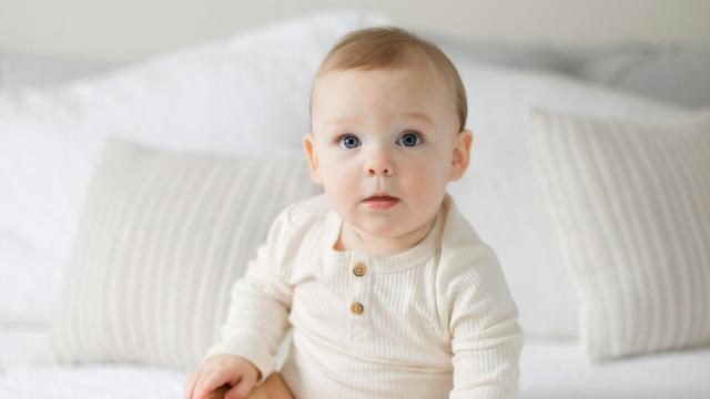 Imagen de stock de un niño posando para una sesión de fotos.