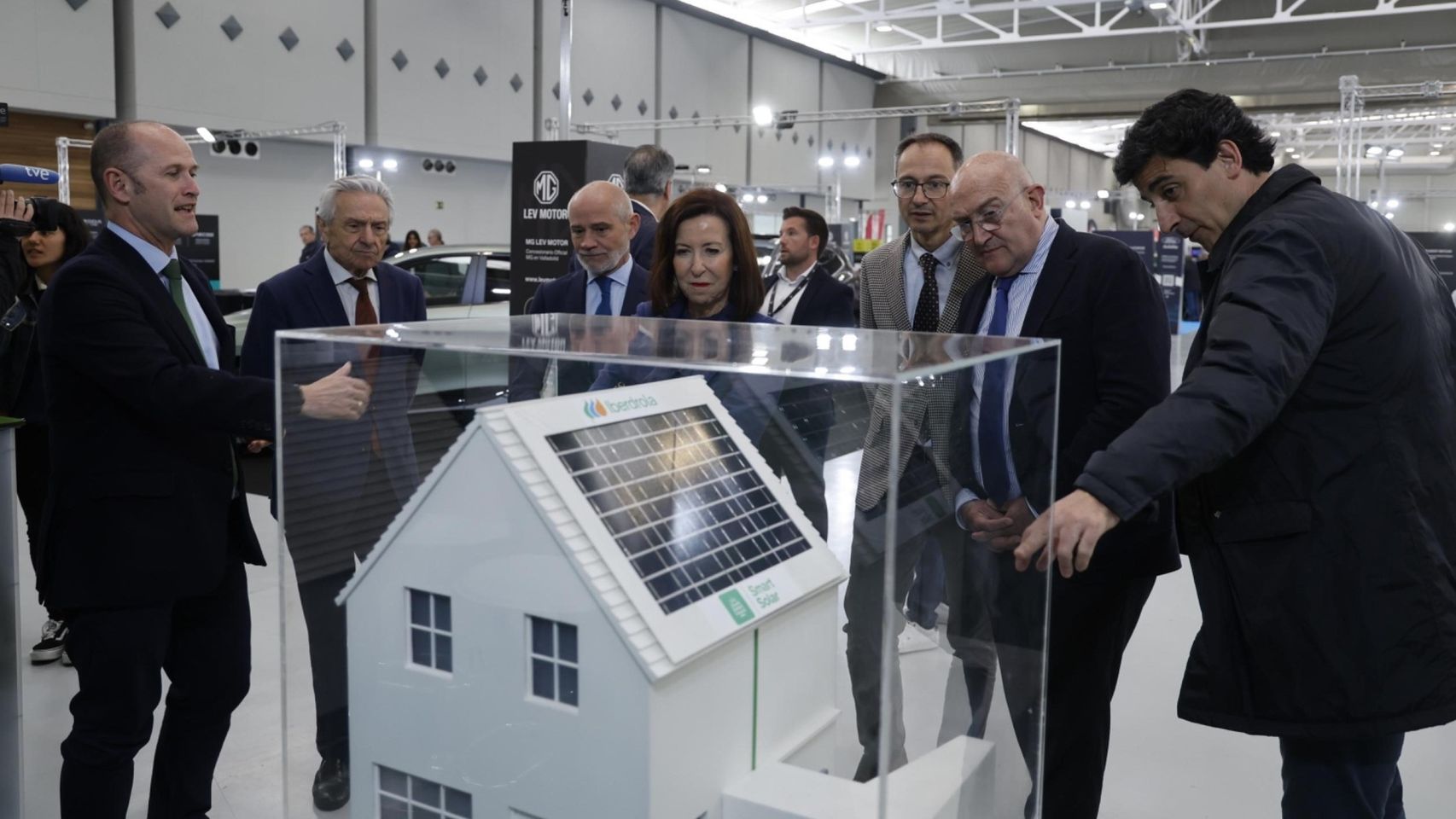 El alcalde de Valladolid, Jesús Julio Carnero; el presidente de la Cámara de Comercio de Valladolid, Víctor Caramanzana; la directora general de Comercio y Consumo de la Junta de Castilla y León, María Petit; en su visita al stand de Iberdrola