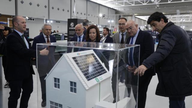 El alcalde de Valladolid, Jesús Julio Carnero; el presidente de la Cámara de Comercio de Valladolid, Víctor Caramanzana; la directora general de Comercio y Consumo de la Junta de Castilla y León, María Petit; en su visita al stand de Iberdrola