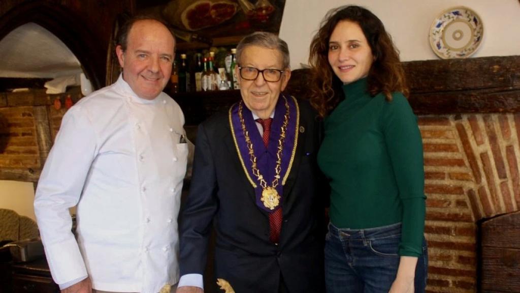 El nieto y el hijo del mesonero Cándido López y la presidenta de la Comunidad de Madrid, Isabel Díaz Ayuso, este jueves.