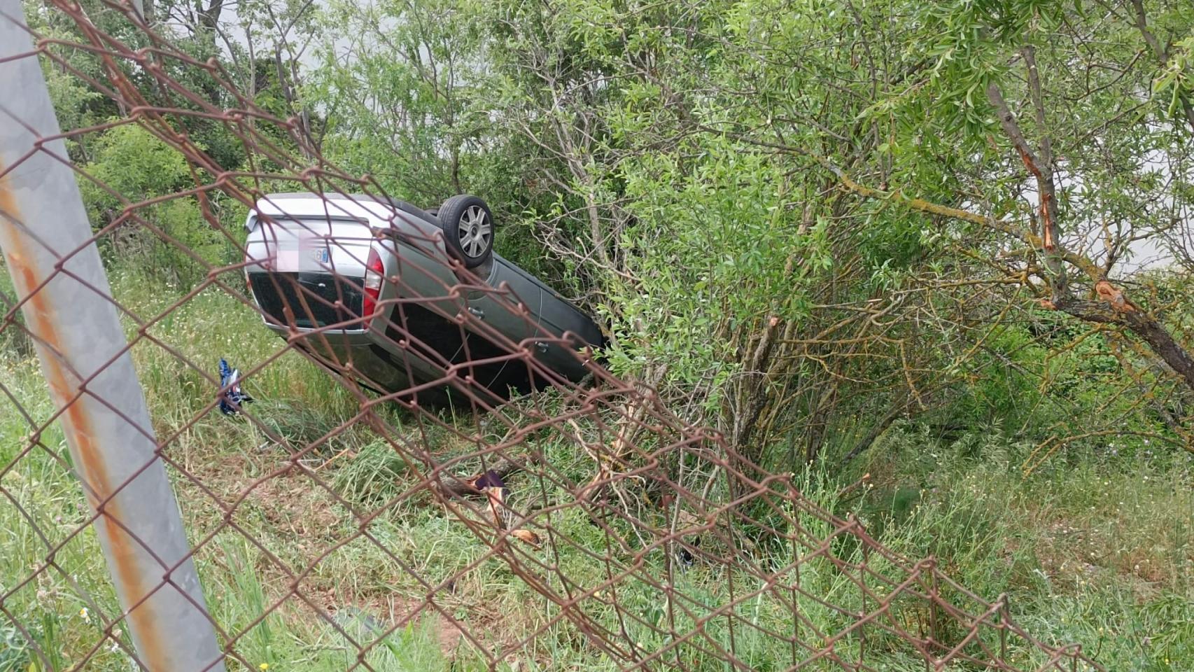 Imagen del vehículo volcado junto a la ribera del río