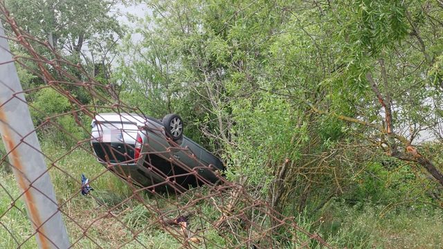 Imagen del vehículo volcado junto a la ribera del río