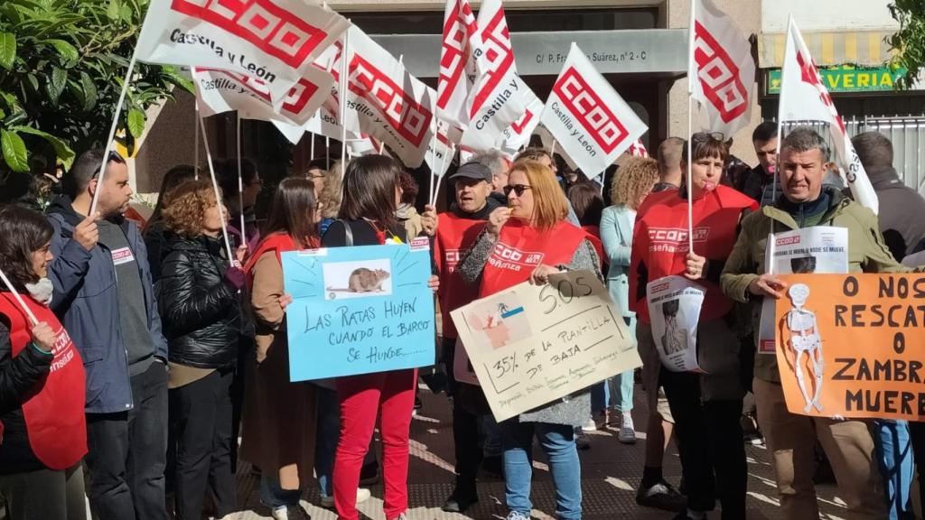Concentración de los trabajadores del Zambrana frente a la Gerencia de Servicios Sociales