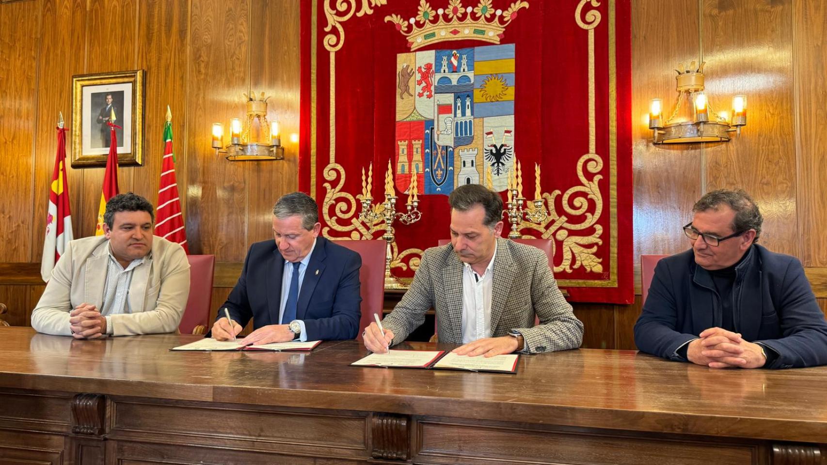 El diputado de Agrucultura, José Ángel Ruiz; el gerente del Centro de Selección y Mejora Genética de Ovino y Caprino de Castilla y León (Ovigen), Fernando Freire Fernández; el presidente de la Diputación de Zamora, Javier Faúndez Domínguez; y el representante de Caja Rural, Narciso Prieto