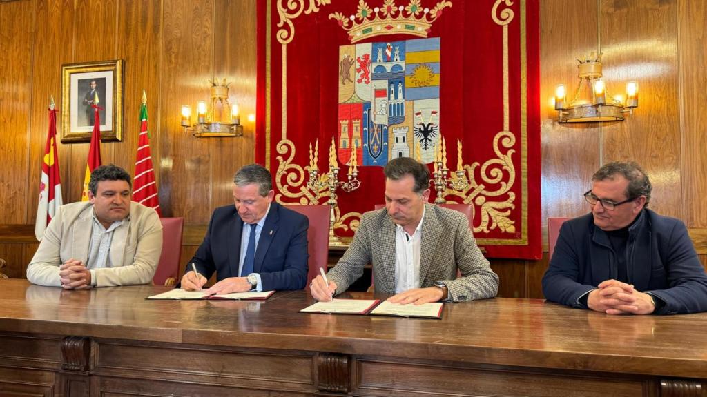El diputado de Agrucultura, José Ángel Ruiz; el gerente del Centro de Selección y Mejora Genética de Ovino y Caprino de Castilla y León (Ovigen), Fernando Freire Fernández; el presidente de la Diputación de Zamora, Javier Faúndez Domínguez; y el representante de Caja Rural, Narciso Prieto