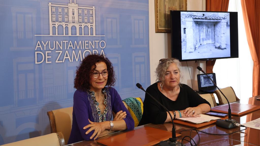 La concejala de Servicios Sociales y Mayores, Igualdad, Cooperación y Salud, Auxi Fernández; y la presidenta de Bajo Duero, Carmen Ramos en la presentación de 'Aradora Bonita'