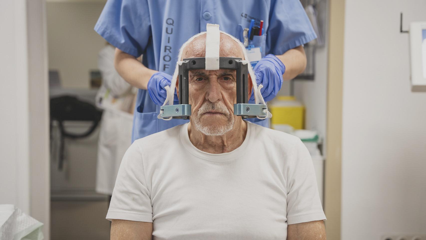 A Francisco le colocan el marco antes de aplicarle el calor por ultrasonidos.