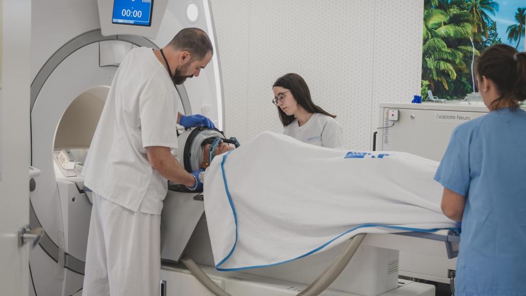 Los técnicos introducen al paciente en la máquina de resonancia magnética de tres teslas.