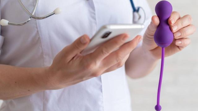 Una profesional sanitaria sostiene unas bolas chinas.