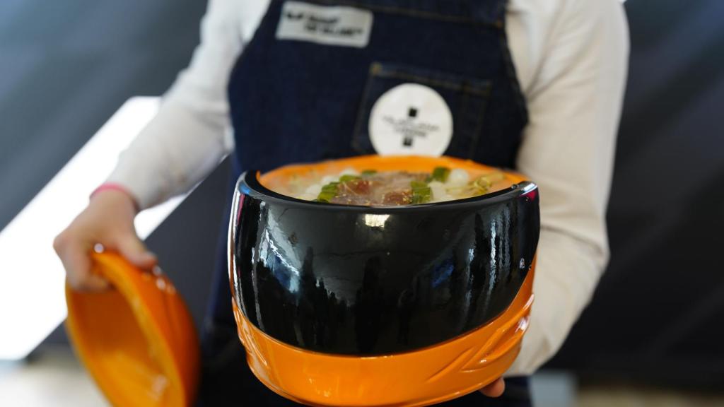 El almuerzo está servido, en casco.
