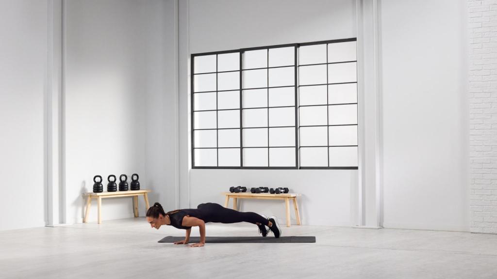 Valentina Rojas, directora KO España, haciendo 'chaturanga'