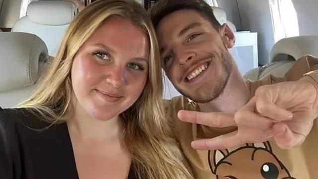 Declan Rice posa junto a su pareja, Lauren Fryer, en una foto compartida en redes sociales.
