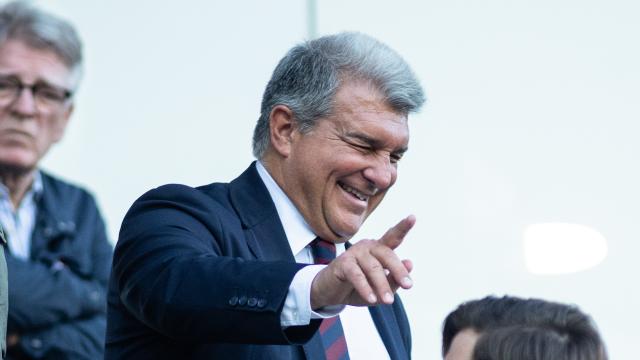 Joan Laporta, con gesto alegre, en un palco del Cádiz.