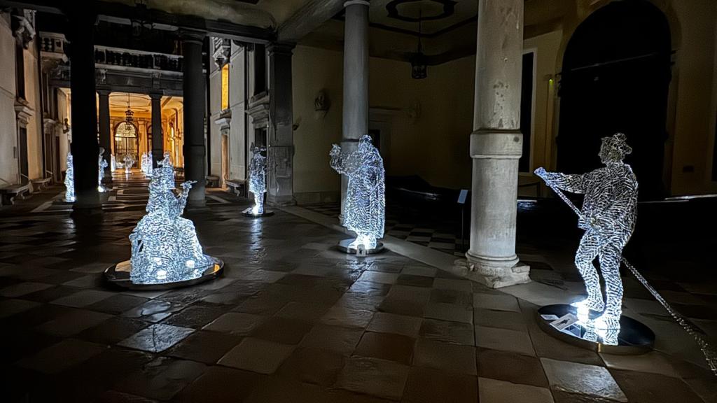 Vista nocturna de la exposición de Lorenzo Quinn en Venecia